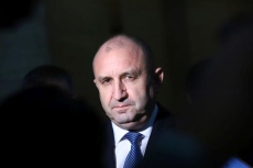 Радев: България няма да произвежда и да доставя снаряди за Украйна