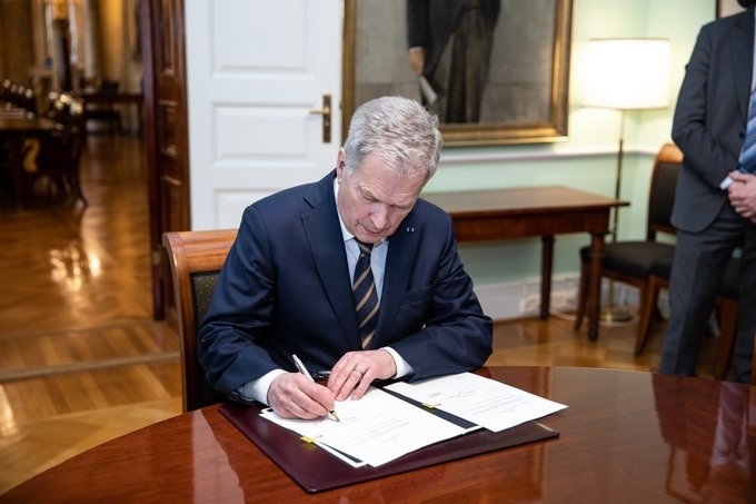 Финландският президент подписа закон за присъединяване на страната към НАТО