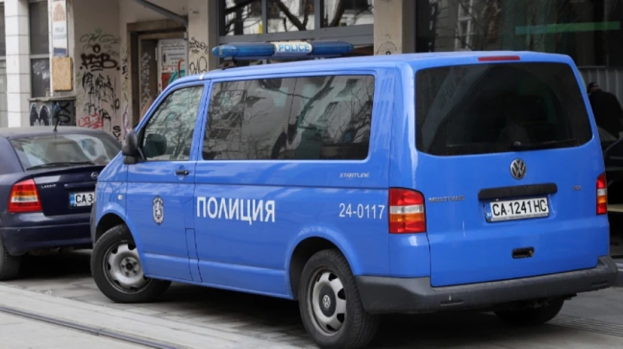 Нова серия бомбени заплахи затвори десетки училища