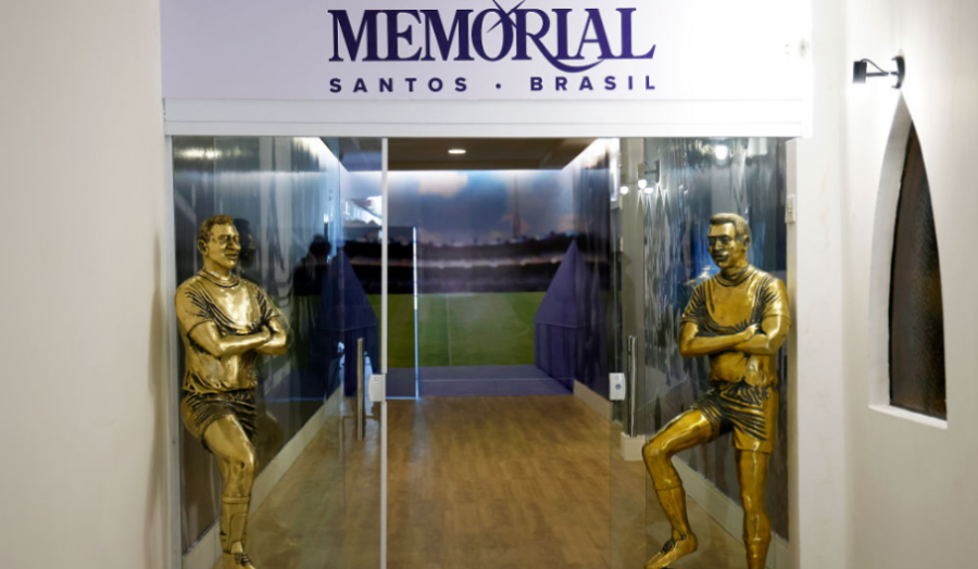 Отвориха позлатен мавзолей на Краля на футбола - Пеле