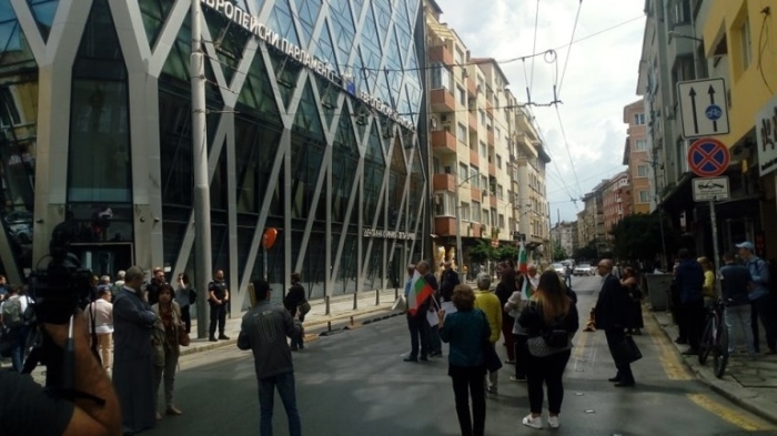 Прокуратурата разследва замерянето с боя по сградата на Дома на Европа