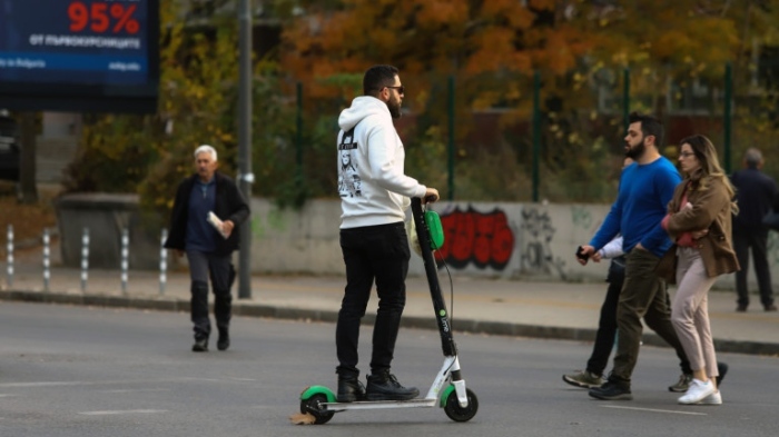 Забраняват е-тротинетките в паркове и по тротоари в София