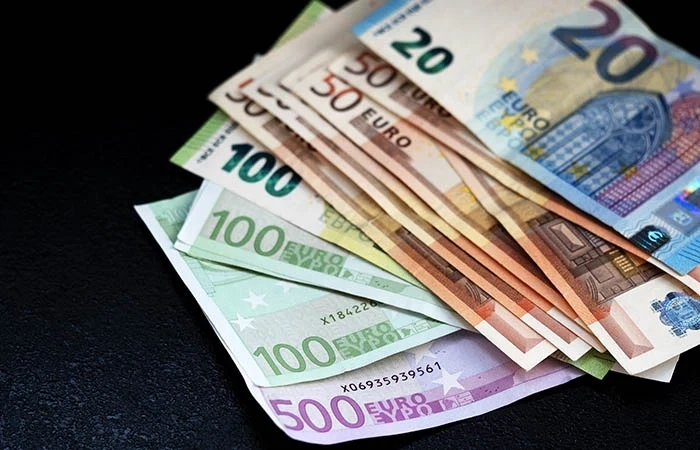 Еврото се задържа над 1,09 долара