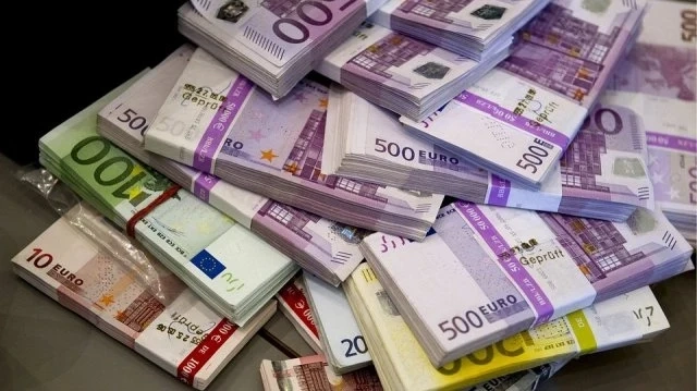 Над половината от европейците искат да запазят достъпа си до пари в брой