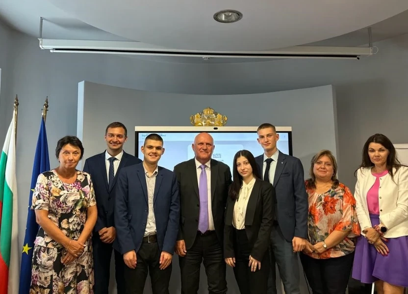 МОН и Националният ученически парламент ще си партнират за ограничаване на агресията в училище