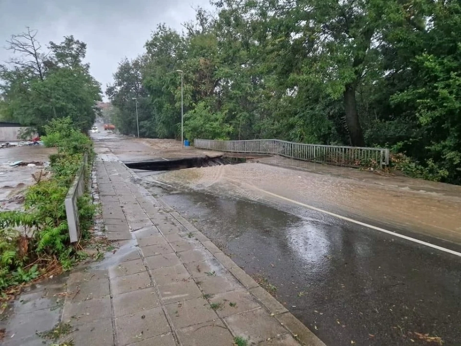 Порой на морето: Ахтопол е под вода, обявиха бедствено положение в Царево