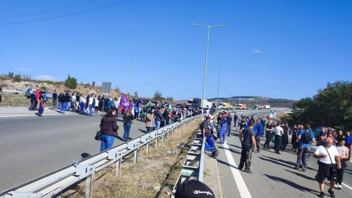 Протестът на енергетици и миньори продължава, остават блокадите на АМ „Струма“ и АМ „Тракия“