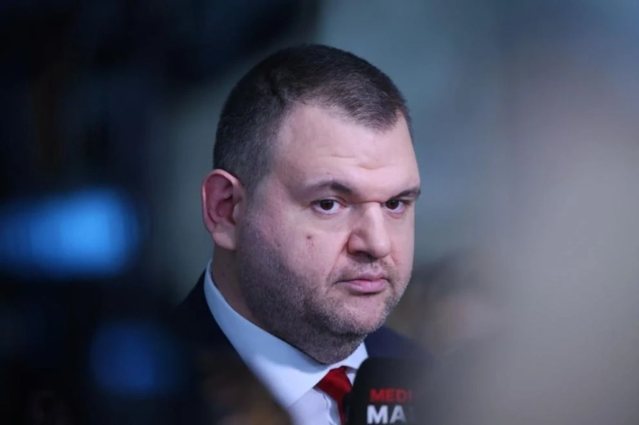 Пеевски превърна „добрите сили“ в предпазител преди сексуален акт