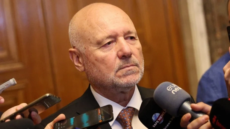 Тагарев: Миньорите действат политически, нека да дойдат в армията