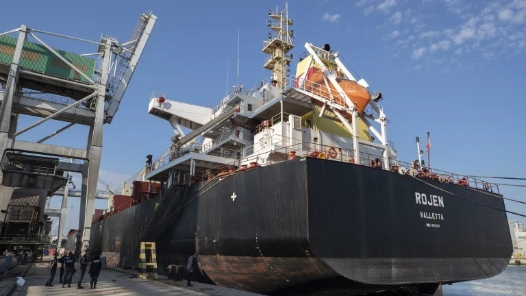 Никой не попитал моряците от кораба Рожен искат ли да работят във военна зона