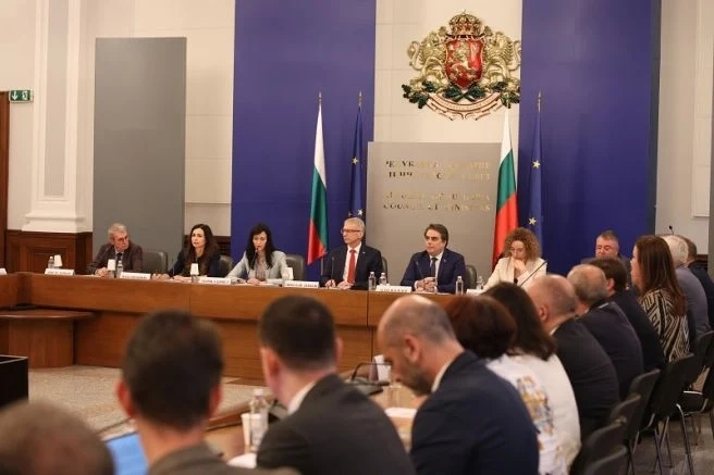 Правителството все още не е взело окончателно решение за коледни добавки на пенсионерите