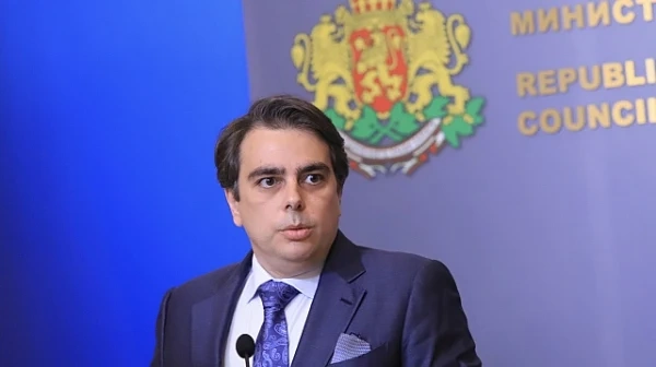 Асен Василев: Президентът Радев защитава интересите на \