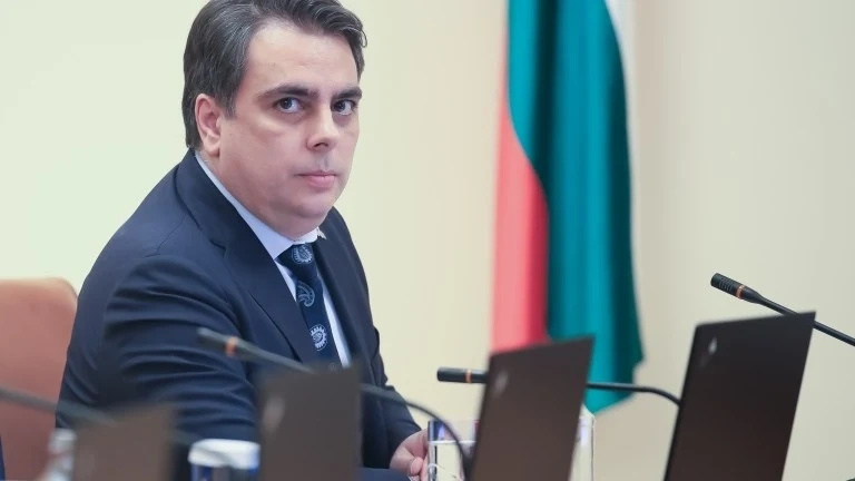 Христо Мутафчиев подкани Асен Василев да дарява заплатата си на актьор