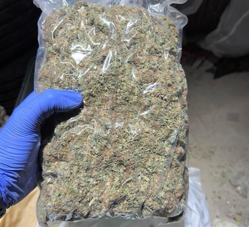 Близо два килограма марихуана иззеха полицаи от СДВР