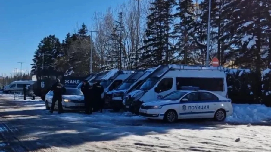 Полицията блокира БФС преди заседанието на Изпълкома, подготвени са 2 водни оръдия 