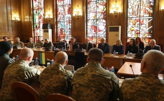 Тагарев към украински военнослужещи: България подкрепя Формулата за мир на президента Зеленски