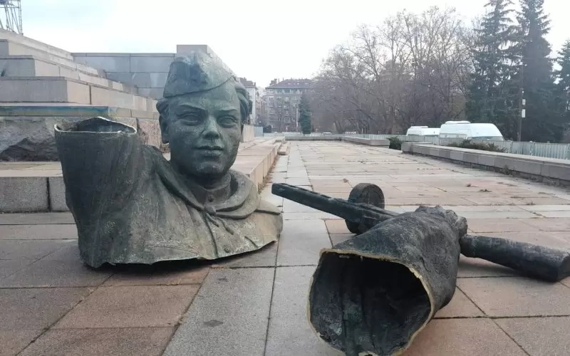 Горната част на централната фигура на ПСА е вече отстранена