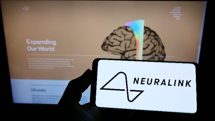 Компанията Neuralink на Мъск имплантира първия мозъчен чип на човек 