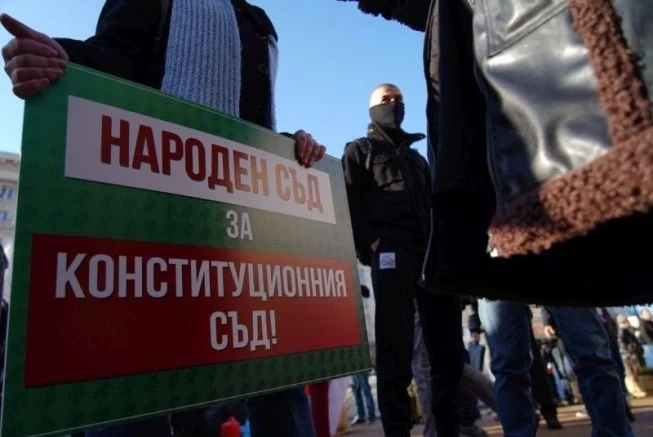 Активисти на „Възраждане“ запалиха кола и изсипаха бали сено и тор пред МС