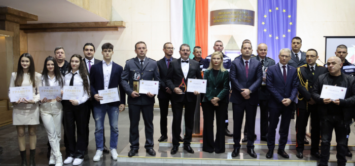 Денков връчи наградата Пожарникар на годината