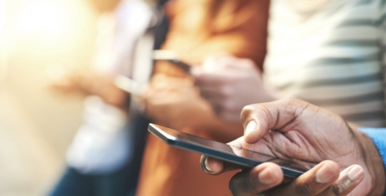 Потребители на ръба на нервна криза: Мобилните оператори вдигат цените, но може ли някой да ги спре