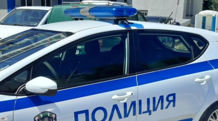 Мъжът, отвлякъл две деца в Дупница, преди време откраднал патрулен автомобил