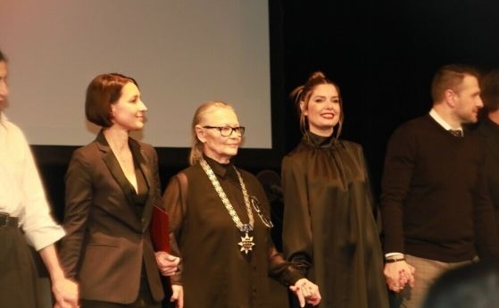 Цветана Манева удостоена с отличието „Златен век“ с огърлие
