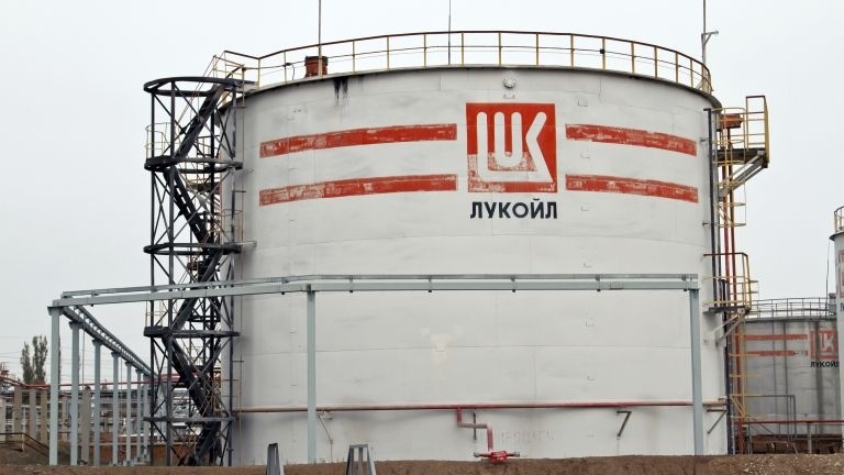 Днес е последният ден, в който Лукойл може да използва руски петрол за производство на горива