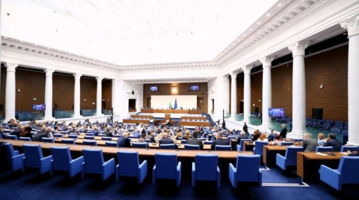 Дебати и нападки между опозиция и управляващи в парламента 