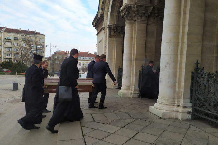 Положиха тленните останки на патриарх Неофит за поклонение в катедрала Св. Александър Невски