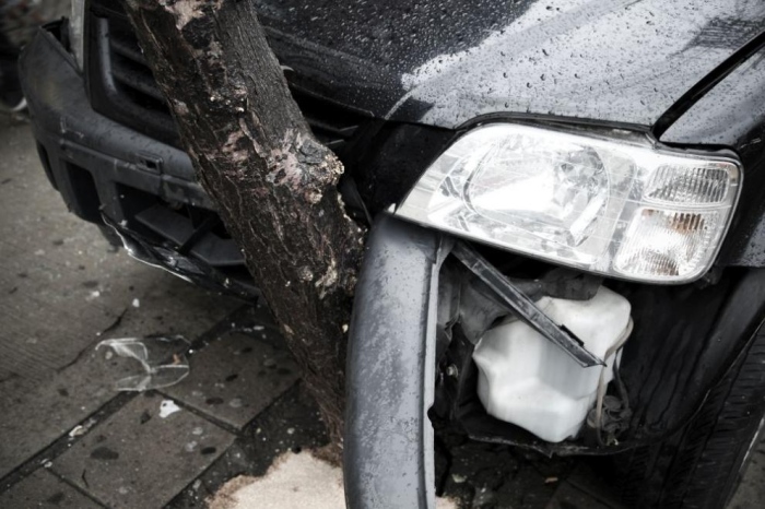 19-годишен шофьор е с опасност за живота, след като се заби в дърво