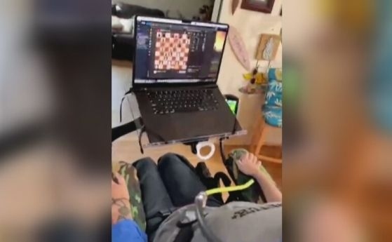 Компания на Мъск показа как парализиран мъж с чип в мозъка играе шах 