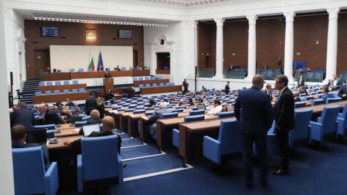 Депутатите в комисия държат Асен Василев далеч от парите в енергетиката