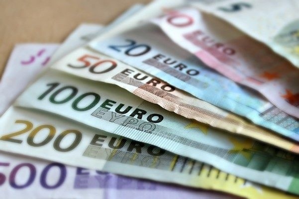 Гърция вдига месечната минимална брутна заплата с 6,4% - 830 евро