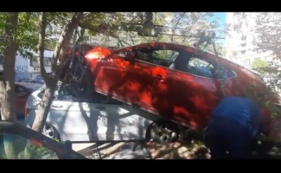 Жена паркира колата си върху автомобил в Пловдив