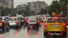 Наводнени и пропаднали пътища във Варна заради проливния дъжд