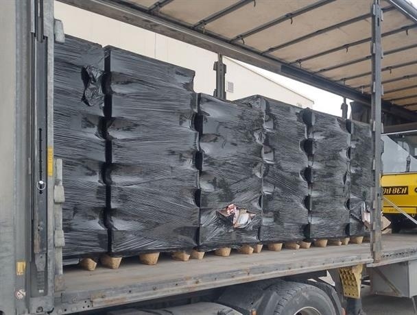 Над 6700 кг заготовки за цигарени кутии задържаха митнически служители