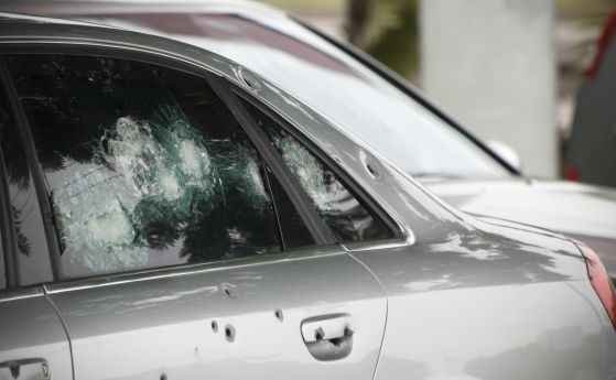 Мъж откри следи от стрелба по автомобила си заради паркомясто