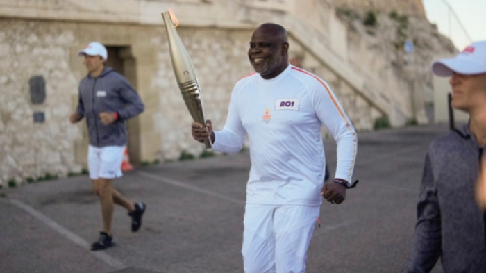 Базил Боли пое олимпийския огън във втория ден на френска земя