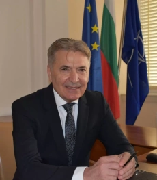 Министър Николов се оплете в скандала с търговските аташета
