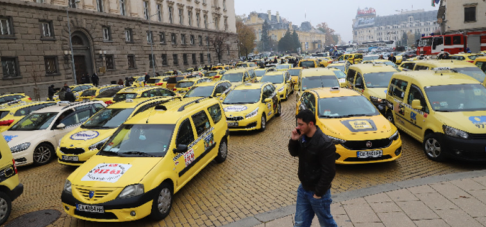 Таксиметрови шофьори започват безсрочен протест срещу закриването на стоянки в София
