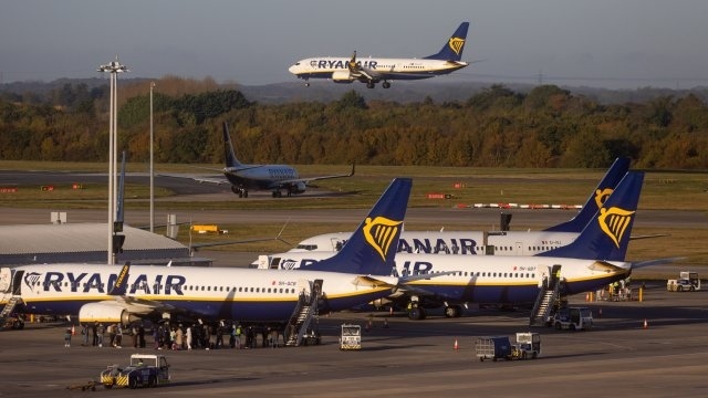 Ryanair обяви рекордна годишна печалба на фона на опасения за лятото