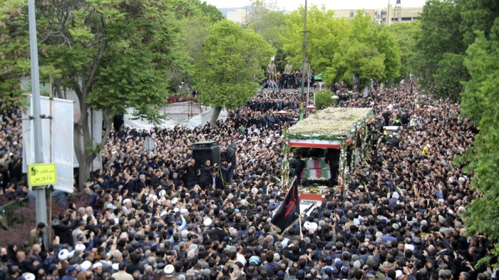 Десетки хиляди иранци се стекоха в центъра на Техеран, за да отдадат последна почит на Раиси