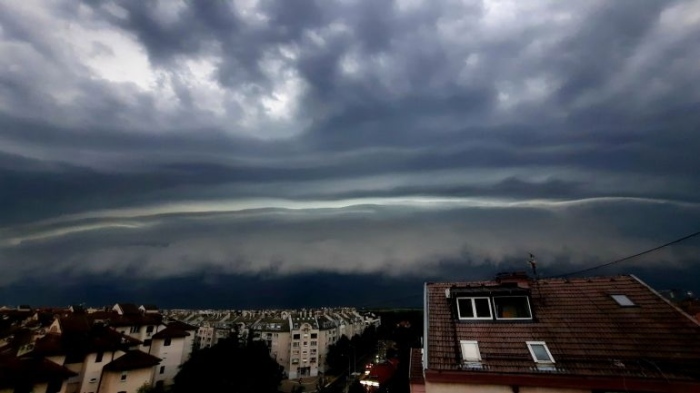 Извънредно положение в Сърбия, бури в Хърватия и Босна