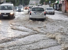 Бурята в София: Наводнени подлези, паркинги, улици, проблеми с полетите на летището