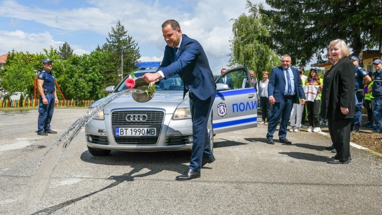 Калин Стоянов лично докара патрулката за Балван