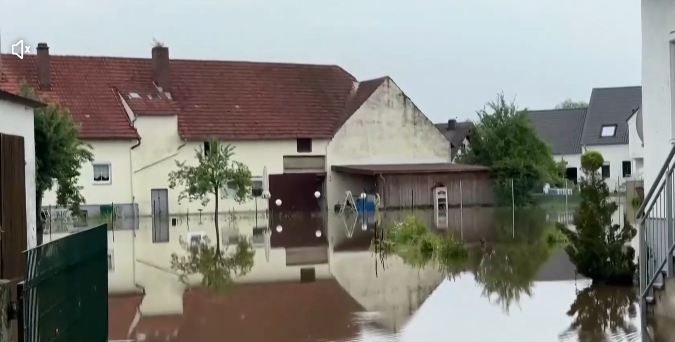 Продължава борбата с наводненията в Германия