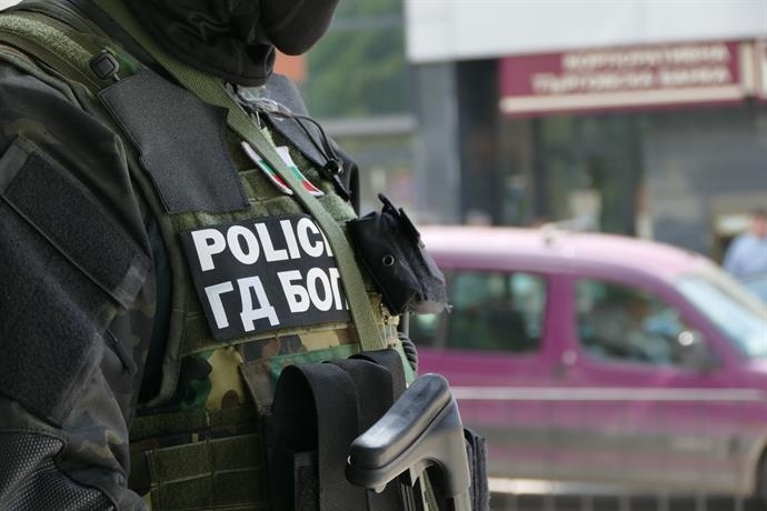 Служители на ГДБОП неутрализираха престъпна група, източвала банкови сметки