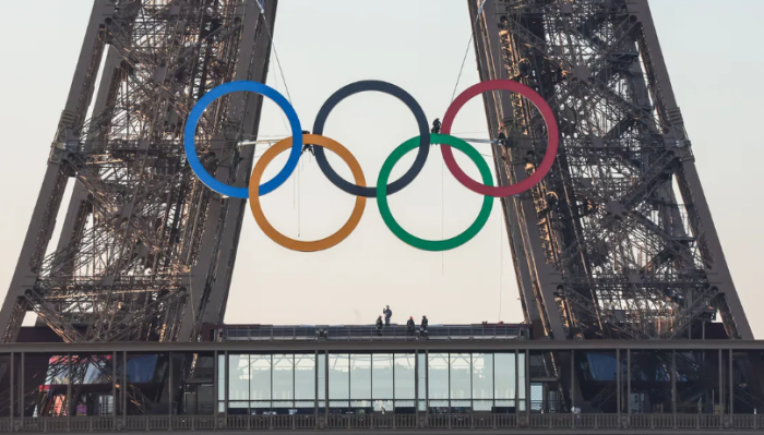 Поставиха олимпийските кръгове на Айфелова кула в Париж