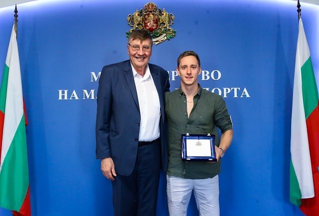 Глушков награди европейския шампион на 200 м бруст Любомир Епитропов